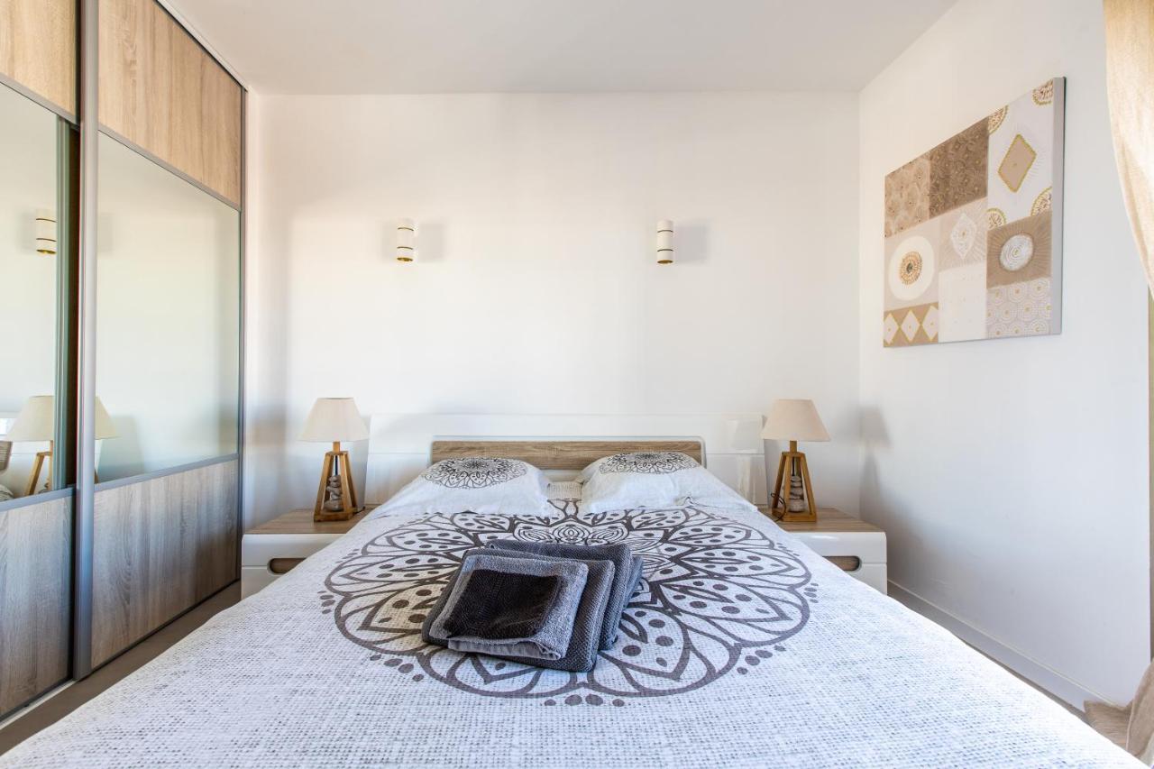 Lb Vacation Rentals I Admire Panoramic Ocean Views Through Walls Of Windows Cannes Exteriér fotografie