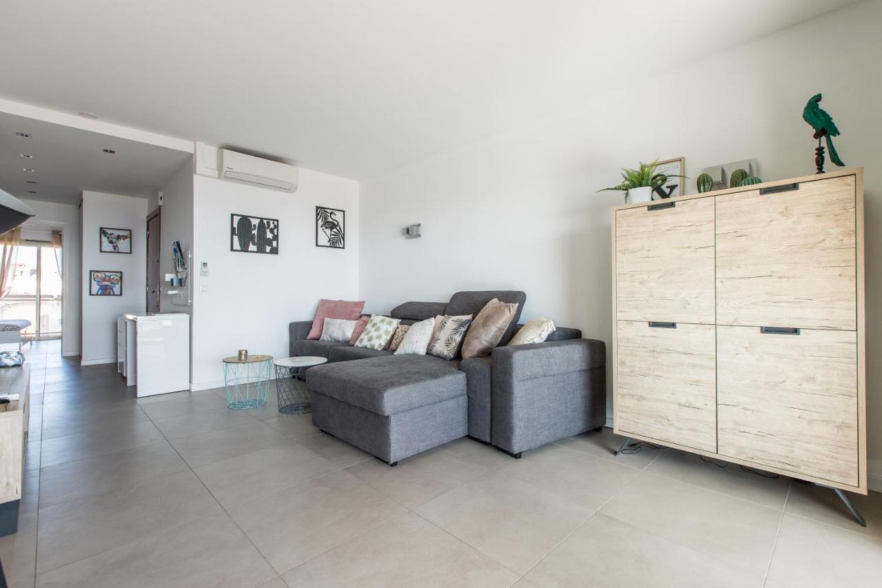 Lb Vacation Rentals I Admire Panoramic Ocean Views Through Walls Of Windows Cannes Exteriér fotografie