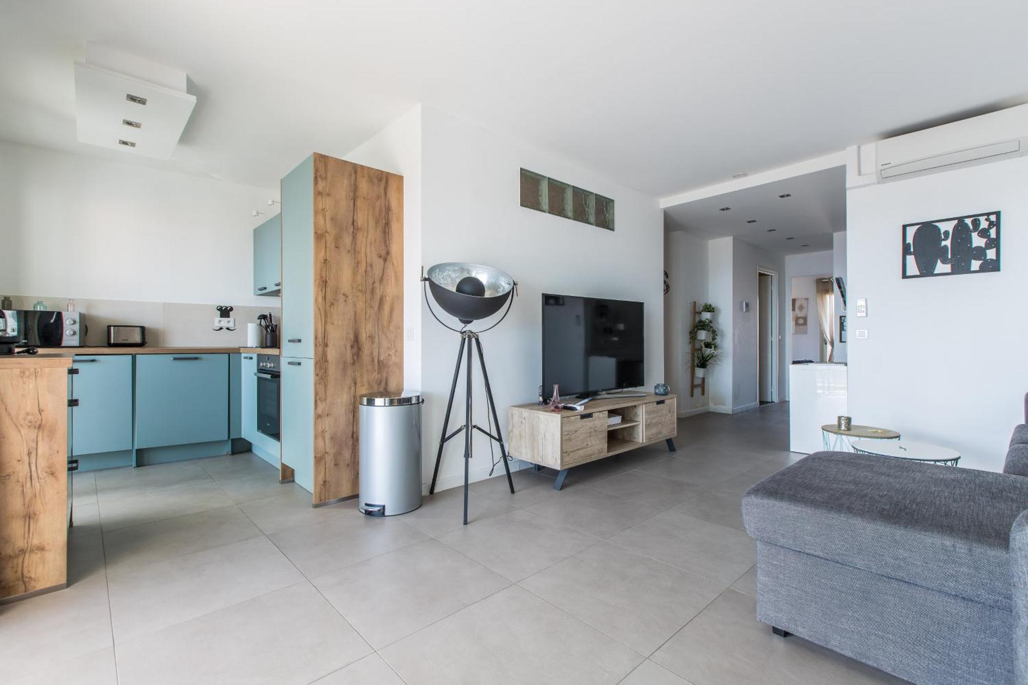 Lb Vacation Rentals I Admire Panoramic Ocean Views Through Walls Of Windows Cannes Exteriér fotografie